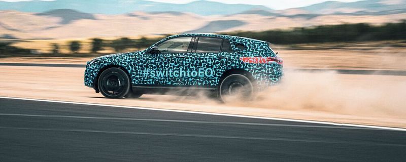 Noch zieren den Mercedes-Benz EQC nicht nur Tarnfolien, sondern auch dreidimensionale Verkleidungen.