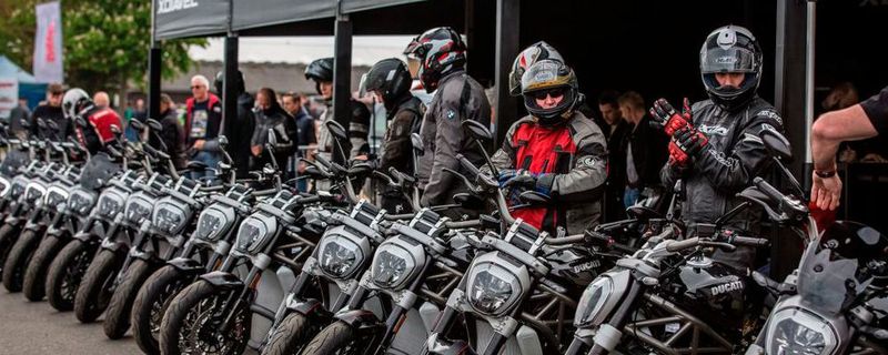 Die Ducati XDiavel mit ihren 147 verschiedenen ergonomischen Konfigurationsmöglichkeiten und ihrer 40 Grad Schräglagenfreiheit serienmäßig, sollen die Maschine im Cruiser-Segment einzigartig machen.