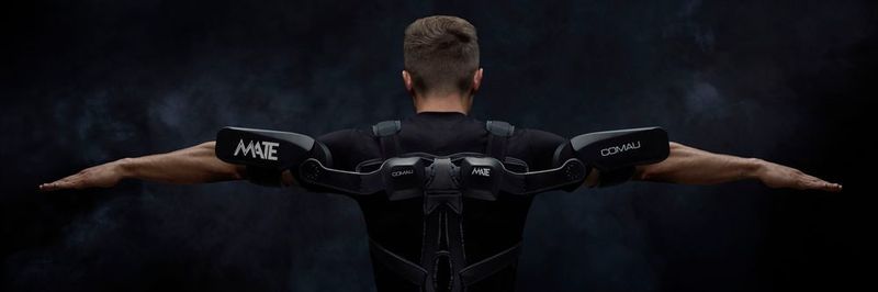 Das Exoskelett von Comau soll Fabrikarbeiter bei alltäglichen Aufgaben helfen.