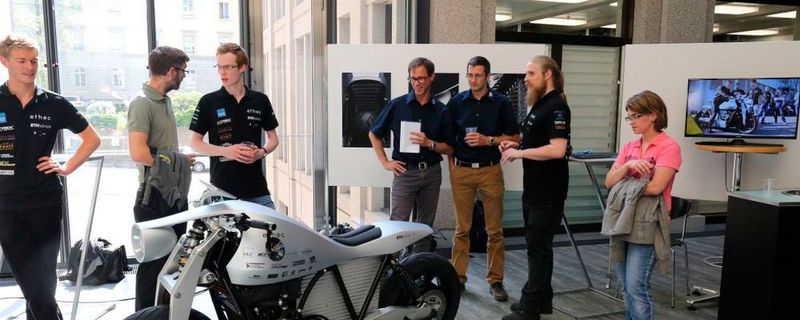 Um viel Reichweite zu ermöglichen, hat das E-Bike Radnabenmotoren, die auch rekuperieren können.
