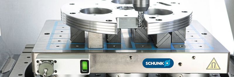 Über die Statusanzeige wird der Spannzustand der Schunk-Magnos-Quadratpolplatten signalisiert. Zusätzlich kann der Status über die Steuereinheit Schunk KEH plus abgefragt und an die Maschinensteuerung übertragen werden.