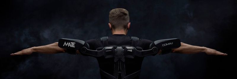 Comau zeigte auf der Automatica 2018 erstmals das kompakte Exoskelett Mate.