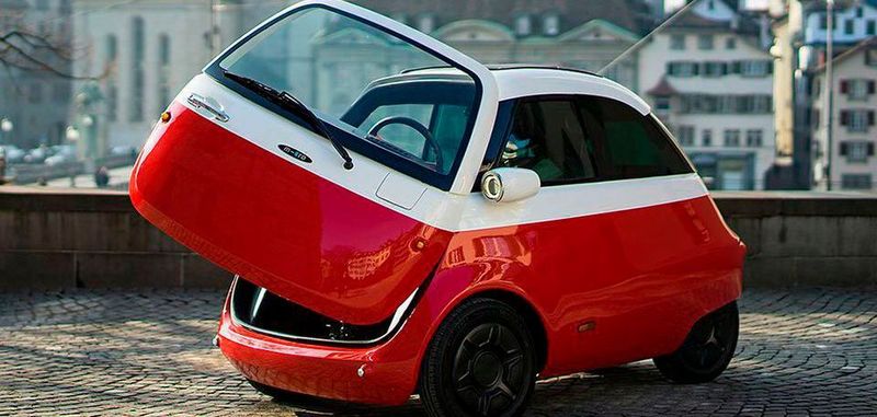 Natürlich hat der Microlino, genau wie die BMW Isetta damals, die charakteristische "Kühlschranktür". Wie beim Original steigen die maximal zwei Passagiere also von vorne in das Wägelchen ein.