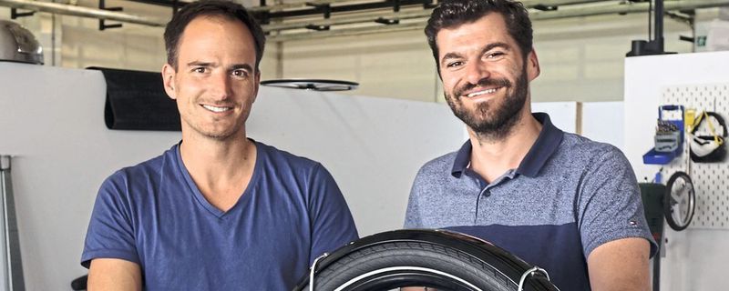 Die ONO-Gründer Beres Seelbach und Philipp Kahle (v. li.), nicht im Bild ist Murat Günak. Gerade entsteht der Funktionsträger. Ende des Jahres soll der Prototyp vorgestellt werden.