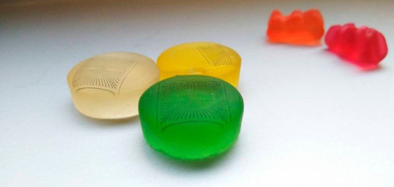 Plaste und Elaste: Forscher haben weiche Elektroden auf Gummibärchen gedruckt. Was sich wie ein Scherz liest, könnte die medizinische Diagnostik einen großen Schritt voranbringen.