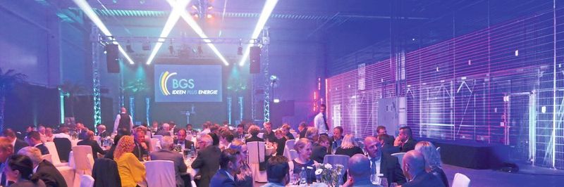Effektvoll in Szene gesetzt: Mit einer beeindruckenden Lasershow hat die Firma BGS Beta-Gamma-Service die neue Bestrahlungsanlage in Bruchsal bei Karlsruhe in Betrieb genommen. Mit dabei: Zahlreiche Kunden und Geschäftspartner.