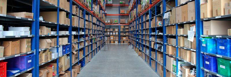 Das neue Fachbodenregallager bei Kübler Sport entlastet die Mitarbeiter bei der Kommissionierung und sorgt so außerdem für eine effizientere Logistik.