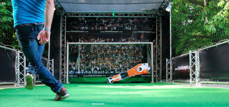 Der Robo-Keeper benötigt nur rund 300 ms und somit eine kürzere Zeitspanne als selbst ein hart getretener Ball, um die errechnete Abwehrposition zu erreichen.