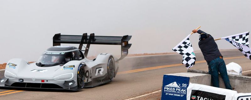 Volkswagen hat das Pikes-Peak-Rennen 2018 mit dem I.D. R und Romain Dumas hinter dem Steuer gewonnen – und noch mehr: Der Franzose stellte in dem Elektro-Renner eine neue Bestzeit über alle Klassen auf.