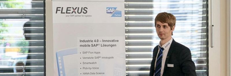 „Mit unserem FLX-TLS steigern wir die Versorgungssicherheit in Unternehmen und sorgen gleichzeitig für transparente Materialflussprozesse“, so Christian Zerbes, Bereichsleiter Transportleitsysteme bei Flexus.
