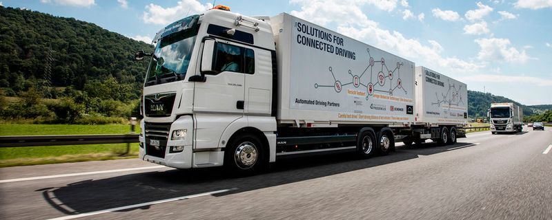 Autofahrer müssen sich an diesen Anblick gewöhnen: Die regelmäßigen Testfahrten von automatisierten Lkw-Flotten haben begonnen.