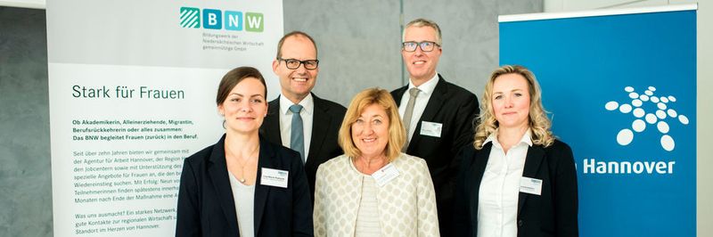 Projektteilnehmerin Lisa-Marie Pudrycki, Ulf-Birger Franz (Dezernent für Wirtschaft, Verkehr und Bildung der Region Hannover), Ute Stahlmann (Abteilungsleiterin Wirtschaftsordnung und Arbeitsmarkt im Niedersächsischen Ministerium für Wirtschaft, Arbeit, Verkehr und Digitalisierung), Tobias Lohmann (Sprecher der Geschäftsleitung im Bildungswerk der Niedersächsischen Wirtschaft), sowie Projektteilnehmerin Nadezda Melekhova (von links nach rechts).