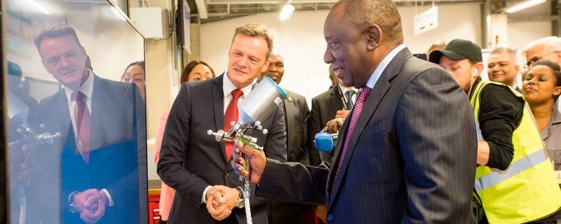 Markus Schäfer, Mitglied des Bereichsvorstands Mercedes-Benz Cars, Produktion und Supply Chain (l.) zeigt Cyril Ramaphosa, dem Präsidenten von Südafrika, die virtuelle Lackiersausbildung in der Mercedes-Benz Learning Academy im Werk in East London.