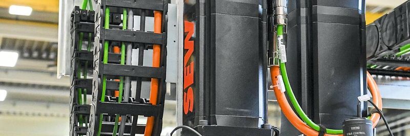 FLT einen neuen modularen Achs- und Portalbaukasten entwickelt, mit dem sich verschiedene Baugrößen an hoch dynamischen Portalrobotern und Achsen realisieren lassen. Im Standard werden Verfahrgeschwindigkeiten bis 4,5 m/s und Beschleunigungen bis 6 m/s² erreicht. Handhabungsgewichte bis über 1.000 kg stellen dabei hohe Anforderungen an die Antriebsmechanik.