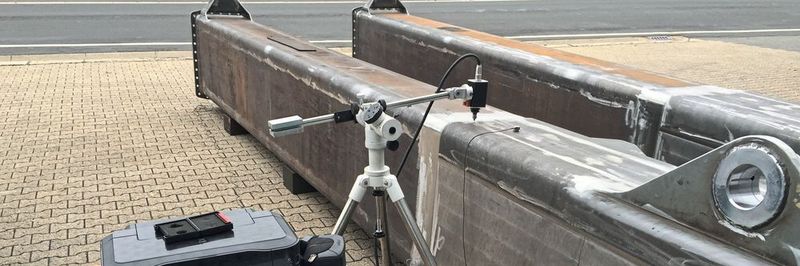 Speziell bei grossen, schweren Bauteilen erweist sich Vibrieren als vorteilhaft, um beispielsweise durch Biegen und Schweissen eingebrachte Eigenspannungen deutlich zu reduzieren.