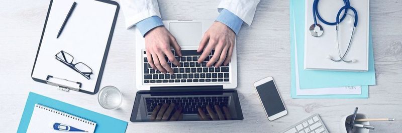 Dass in zehn Jahren Patientengespräche ausschließlich über moderne Kommunikationsmedien geführt werden, glaubt zwar nur eine Minderheit der Deutschen – viele Bürger schätzen jedoch die Möglichkeit, die ihnen die Telemedizin eröffnet: Knapp die Hälfte, 43 Prozent, befürwortet eine Lockerung des Fernbehandlungsverbots, etwa bei chronischen Erkrankungen.