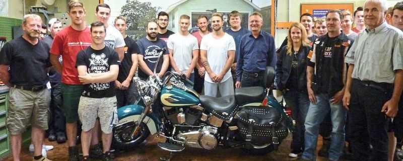 Gewerbeschule Breisach: Strahlende Gesichter bei der Übergabe von Harley-Schulungsmaterial.
