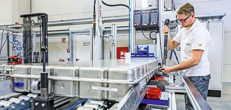 Im hessischen Langen fertigt Akasol Hochleistungs-Batteriesysteme für Nutzfahrzeuge. Demnächst folgt die Serienfertigung der neuen Hochenergie-Batteriesysteme.