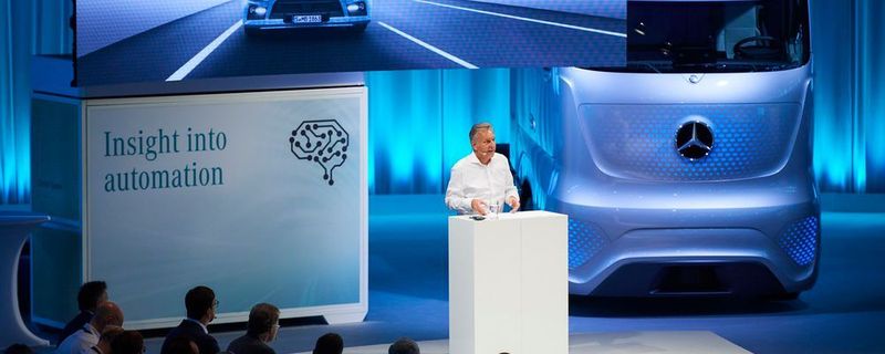 Bei der Antriebszukunft will sich Daimler Trucks viele Optionen offen halten. Dem Hybridantrieb hat Stefan Buchner, Chef der Lkw-Sparte, allerdings eine Absage erteilt.