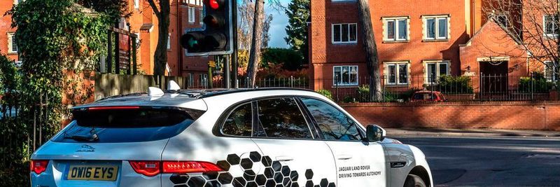 JLR testet das Thema V2X auf britischen Straßen. Damit will man eine Basis für den breiteren Einsatz von automatisierten Fahrzeugen legen.
