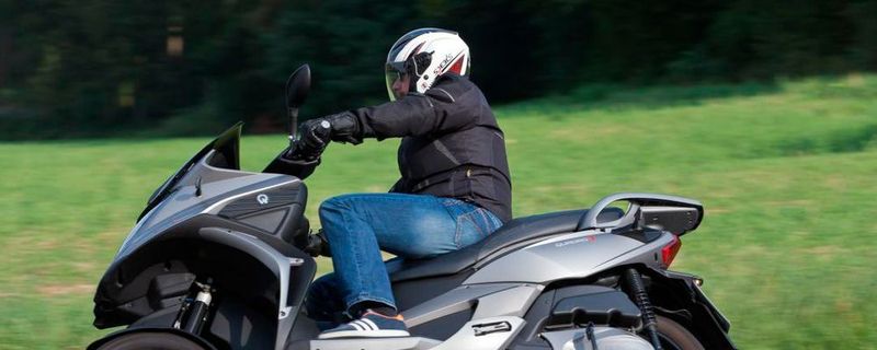 Mit dem sportlichen Quadro3 erleben Autofahrer ab 21 Jahren laut Hersteller echtes Motorradfeeling mit bis zu 40 Grad Schräglage, denn der Dreirad-Roller ist mit dem PKW-Führerschein fahrbar.