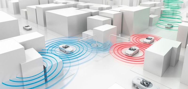 Der Kampf um die Auto-Sprache der Zukunft ist nicht zuletzt ein Wettbewerb um Einfluss auf einem wachsenden Markt. Kein Wunder, dass die großen Mobilfunkunternehmen für die 5G-basierte Technik kämpfen, haben sie doch das passende Mobilfunknetz, verfügen über die nötigen Funkmodule und das richtige Knowhow.