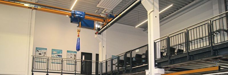 Seit September 2017 verfügt das Institut für Technische Logistik der TU Hamburg-Harburg über eine Versuchshalle mit moderner, praxisorientierter Ausstattung.
