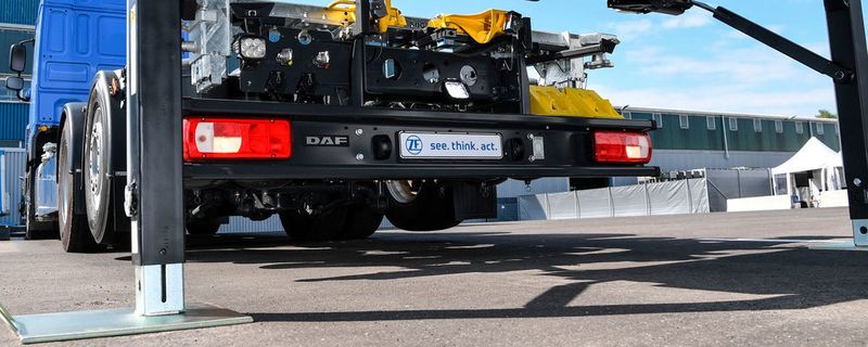 Rückwärts einfädeln unter eine Wechselbrücke: Dieses Fahrmanöver führt der „Innovation Truck“ des Automobilzulieferers ZF Friedrichshafen autonom durch.