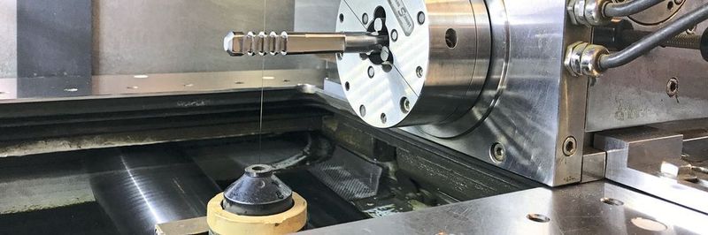 Das kundenindividuelle Räumwerkzeug wurde auf der mit Esprit programmierten Mitsubishi-Drahterodiermaschine hergestellt.