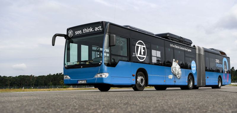 Die Achse mit den beiden E-Motoren passt in die meisten Standardplattformen der Busmodelle der bekannten Hersteller, ob Mercedes, MAN, Scania oder all die anderen. Die Hersteller müssen keinen neuen Unterbau konstruieren, sparen Monate an Entwicklungszeit und -kosten.
