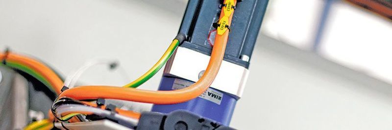 Hybridleitungen enthalten neben den Leitungen zur Leistungsübertragung auch die Leitungen für die Kommunikation zwischen Regler und Servomotor.