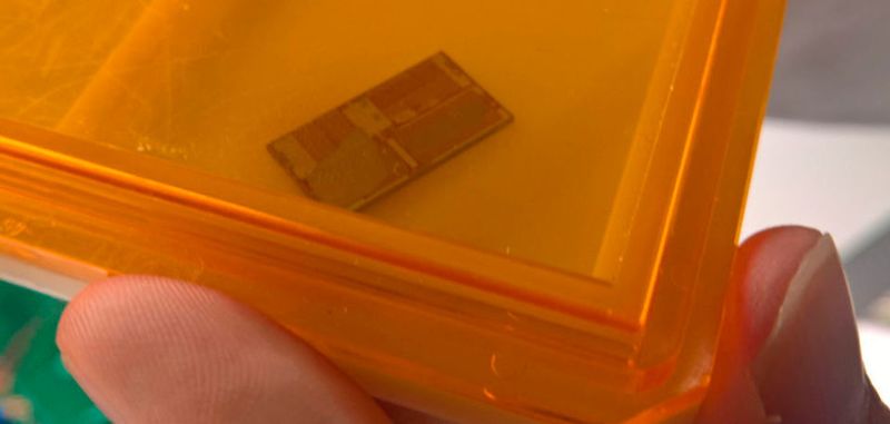 Prototyp eines Memristor-Chips: Aktuelle Memristorzellen von HPE können abhängig vom anliegenden Magnetfeld, das durch die Stromstärke bestimmt wird, 32 unterschiedliche Widerstandswerte annehmen.