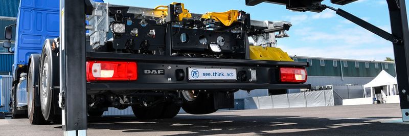 Rückwärts einfädeln unter eine Wechselbrücke: Dieses Fahrmanöver führt der „Innovation Truck“ des Automobilzulieferers ZF Friedrichshafen autonom durch.