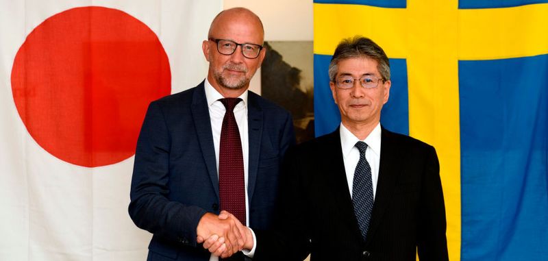 Übernahme per Handschlag (von links): Martin Sjöstrand, Geschäftsführer Powerbox, Masato Tanikawa, Cosel Aufsichtsratsvorsitzender und Geschäftsführer.