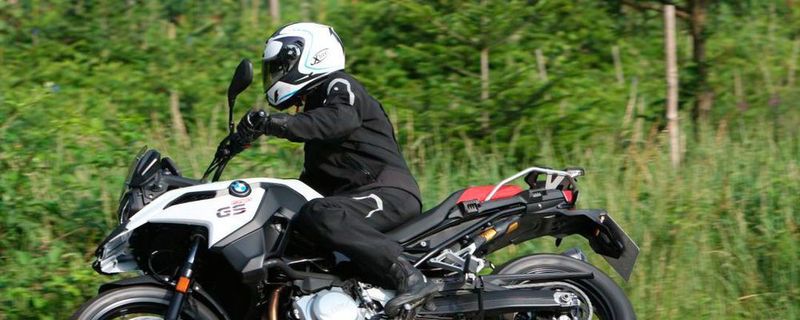 Vorbildlich niedrig fällt der Benzinkonsum mit einer Werksangabe von lediglich 4,1 Liter pro 100 Kilometer im WMTC-Test aus.