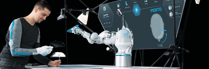 Im Bionic Workplace arbeitet der Mensch mit einem Roboterarm sowie zahlreichen Assistenzsystemen zusammen, die miteinander vernetzt sind.