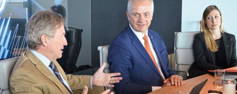 Dirk Weddigen von Knapp und VW-Vertriebschef Thomas Zahn präsentierten gemeinsam in Wolfsburg die Eckpunkte des neuen Händlervertrags.