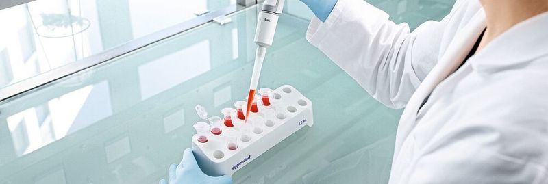 Abb. 1 Wohl kaum ein anderes Gerät ist heute in Laboren so verbreitet wie die manuelle Kolbenhubpipette.
