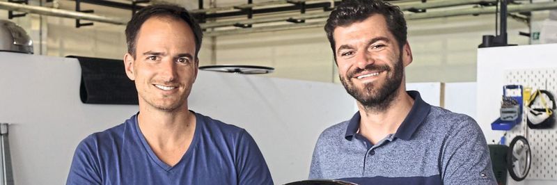 Die ONO-Gründer Beres Seelbach und Philipp Kahle (v. li.), nicht im Bild ist Murat Günak. Gerade entsteht der Funktionsträger. Ende des Jahres soll der Prototyp vorgestellt werden.