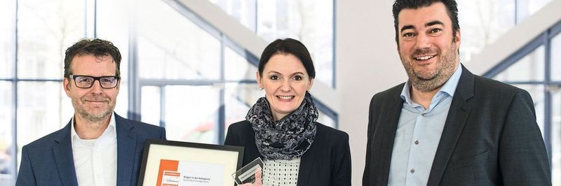 Die drei Geschäftsführer von Consense – Dr. Stephan Killich, Dr. Iris Bruns und Dr. Alexander Künzer (v.l.n.r.) – freuen sich über den Innovationspreis-IT für das QM-System Consense Compact.
