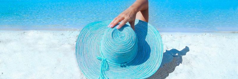 Entspannen am Strand oder doch mal die Mails checken? Zwei von drei Berufstätigen sind über Smartphone & Co. im Urlaub ereichbar.