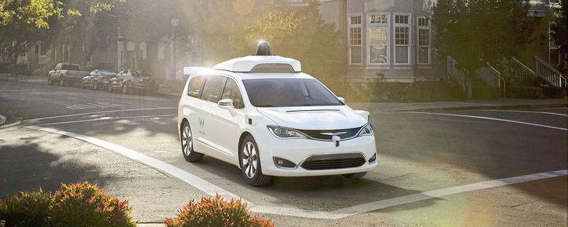 Selbstfahrende Systeme – im Bild sieht man ein automatisiertes Waymo-Fahrzeug – werfen rechtliche Fragen auf.