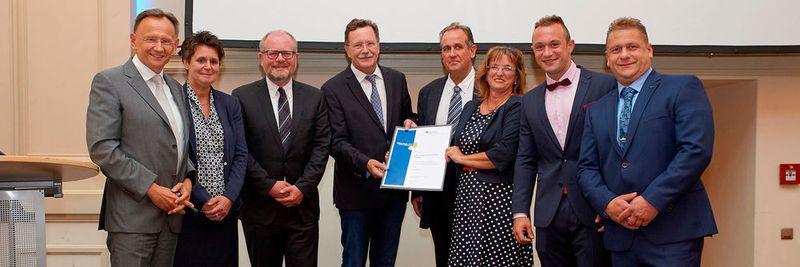 Der 1. Platz des Reha-Preises für vorbildliche Wiedereingliederung wurde an F. W. Feldges aus Viersen verliehen (v.l.): Thomas Köhler (Sprecher der Geschäftsführung der BG RCI) Christina Admiral (Ehefrau des Versicherten), Wolfgang Isenberg (Sachgebietsleiter Teilhabe/Reha-Management, BG RCI, Bezirksdirektion Köln), Dr. Ulf Kürschner, die Preisträger Friedhelm und Maria Feldges, Nico Admiral (Sohn des Versicherten) und Andree Admiral (Versicherter).