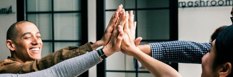 Wenn Arbeitgeber in die Mitarbeiterbindung investieren, wird dies oft durch Treue belohnt – selbst wenn woanders ein höheres Gehalt winkt.