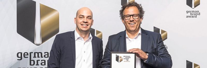 Dirk Bolz (r.) von Hima und Sebastian Callies von Callies & Schewe Kommunikation freuen sich über den German Brand Award 2018.