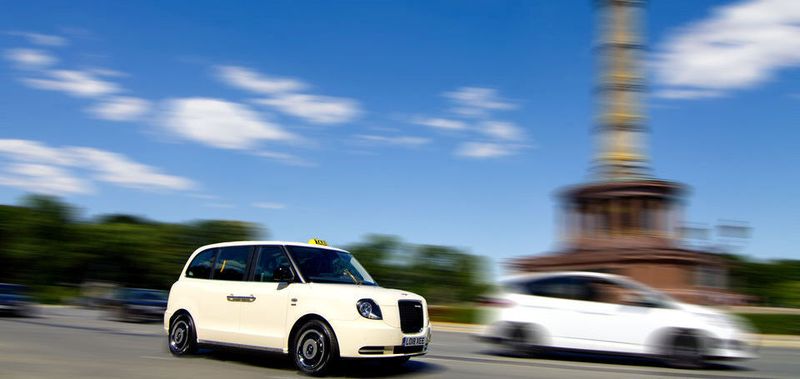 Das London Taxi gibt es heute nur noch mit Elektroantrieb und es soll bald auch in Deutschland Personen befördern - hier ist es bereits in Berlin unterwegs.
