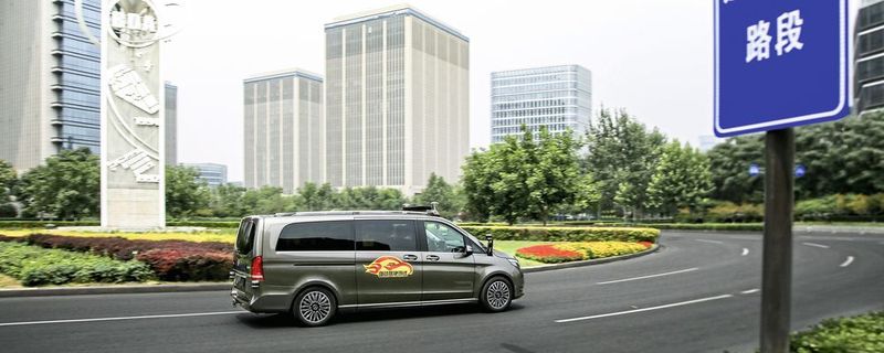Mit der Genehmigung für den öffentlichen Straßenverkehr in der chinesischen Hauptstadt Peking können Mercedes-Benz-Erprobungsfahrzeuge nun im realen Verkehr getestet werden, um die Fahrzeugtechnologie weiter zu optimieren.