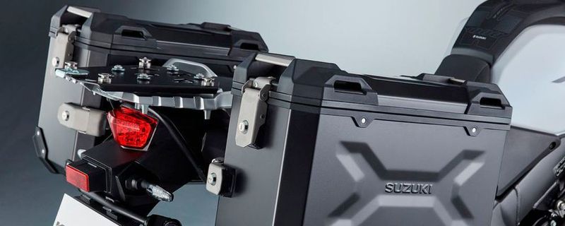 Alu-Koffersystem-Sets für die Suzuki V-Strom Familie inklusive Trägersystem sind ab sofort bei allen Suzuki Vertragshändlern erhältlich.