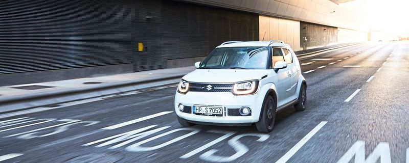 Mit dem neuen Ignis hat Suzuki ein winziges SUV auf die Räder gestellt, das auch bei der Preisgestaltung nicht zu Gigantismus neigt. Mit 66 kW/90 PS gibt es den knuffigen Japaner bereits ab 12.740 Euro.