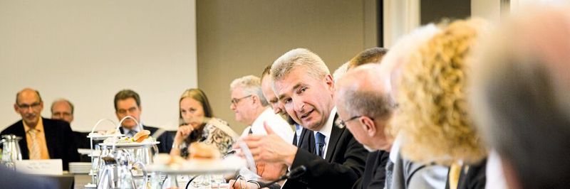 Digitalisierungsminister Andreas Pinkwart im Gespräch mit Vertretern der Modellkommunen